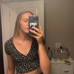 black and white floral cropped tee